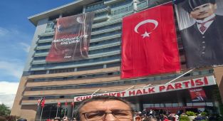CHP'de Kurultay Tartışması: Özgür Özel'in Genel Başkanlığı Vurgulandı