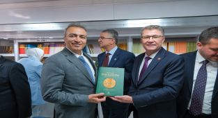 Karaman Valisi Çiçek, Dijital Çağda Türkçe Bilgi Şöleni Sonrası TDK Kitap Aracını Ziyaret Etti