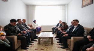 Karaman Valisi Çiçek, Şehit Annesi Fahriye Kaynaş'ı Ziyaret Etti