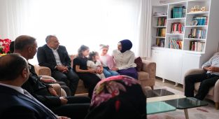 Karaman Valisi Çiçek ve Eşi, Koruyucu Aileyi Ziyaret Etti