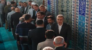 Karaman Valisi Hayrettin Çiçek Bayram Namazı Sonrası Hemşehrileriyle Bayramlaştı