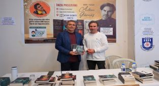 Karaman Valisi Hayrettin Çiçek, Kitap Günleri'nde DMD Hastası Toprak Doğan İçin Düzenlenen İmza Programına Katıldı