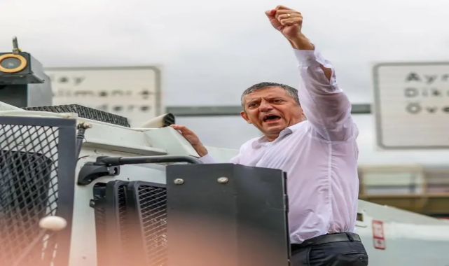 Özgür Özel Öncülüğünde TBMM'ye Yürüyüş: 'Siyaset Halkla Yapılır'
