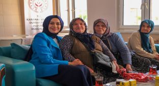 Vali Eşi Berna Çiçek Huzurevini Ziyaret Etti, Anneler Günü'nü Kutladı