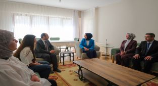 Vali Eşi Berna Çiçek'ten Anneler Günü'nde Çocuk Evlerine Ziyaret