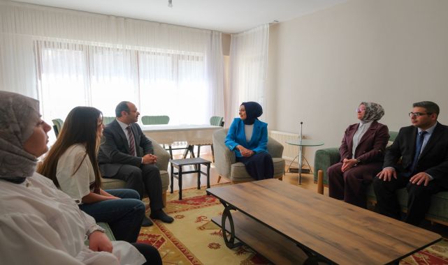 Vali Eşi Berna Çiçek'ten Anneler Günü'nde Çocuk Evlerine Ziyaret