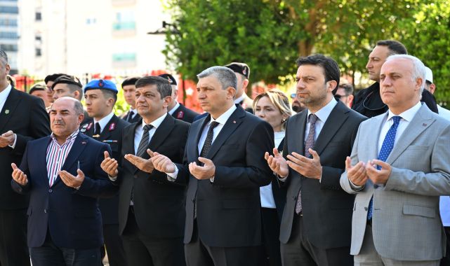 Vali Hulusi Şahin ve İl Müdürü Galip Sökmen Şehit Kabirlerini Ziyaret Etti
