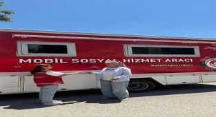 Antalya'da Mobil Sosyal Hizmet Aracı Kemer'de Vatandaşlarla Buluştu