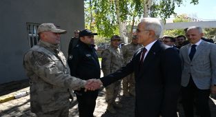 Bakan Uraloğlu Çıldır Jandarma Komutanlığını Ziyaret Etti