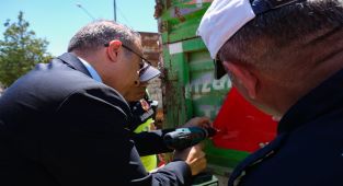 Karaman'da Traktör Kazalarını Önlemek İçin Reflektör Dağıtımı Yapıldı