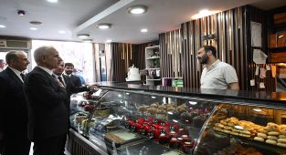 Ulaştırma Bakanı Uraloğlu Hakkari Esnafıyla Buluştu