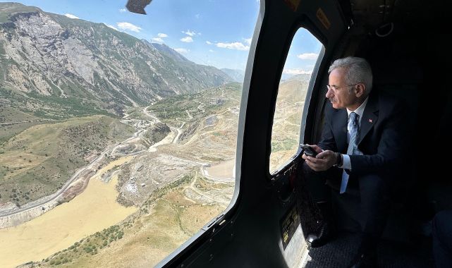 Ulaştırma Bakanı Uraloğlu Hakkari-Van Karayolu Heyelan Bölgesinde İnceleme Yaptı