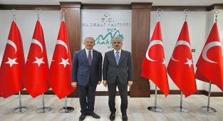 Ulaştırma Bakanı Uraloğlu Hakkari'de STK'larla Buluştu