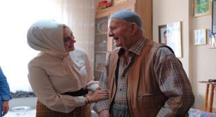 Vali Eşi Şehit Babasını Ziyaret Etti