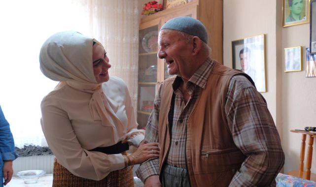 Vali Eşi Şehit Babasını Ziyaret Etti