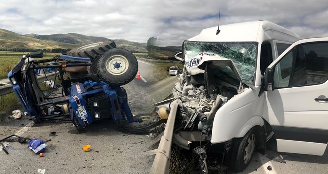 Minibüsle Traktör Çarpıştı! 20 Yaralı