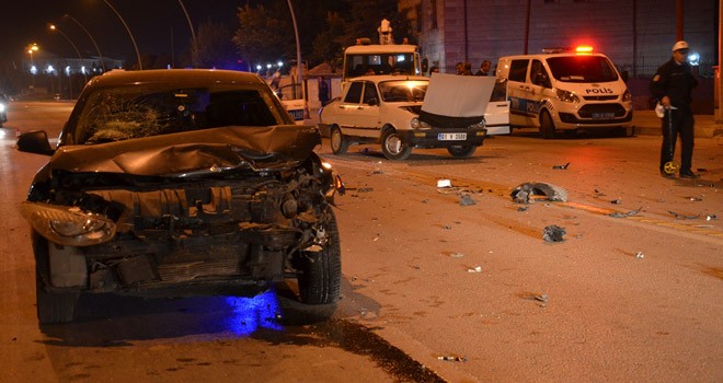 Karaman'da İki Otomobil Çarpıştı