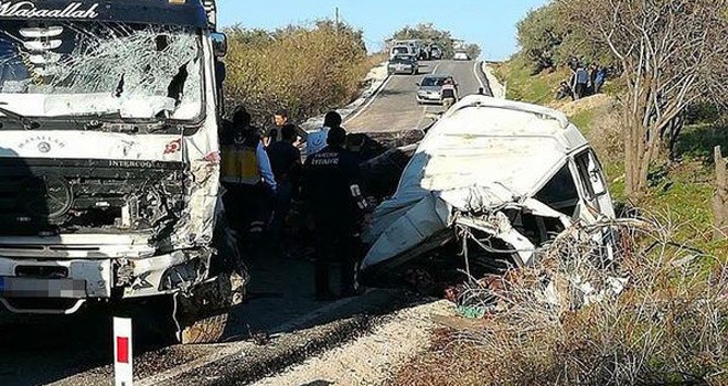 Minibüs Kamyonla Çarpıştı 10 Ölü 7 Yaralı