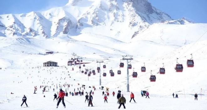 Sakatlanıp mahsur kalan dağcıyı jandarma kurtardı