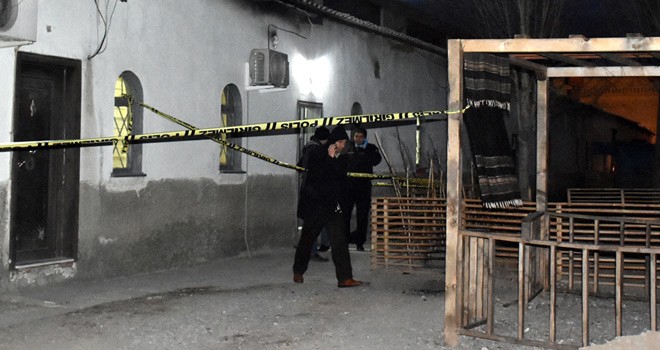 Eşini öldürüp iki kişiyi yaraladı