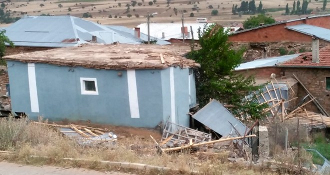 Konya'da Hortum Çatıları Uçurdu