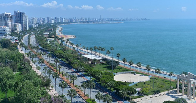 Mersin'de yasağın ardından cadde ve sokaklar boş kaldı