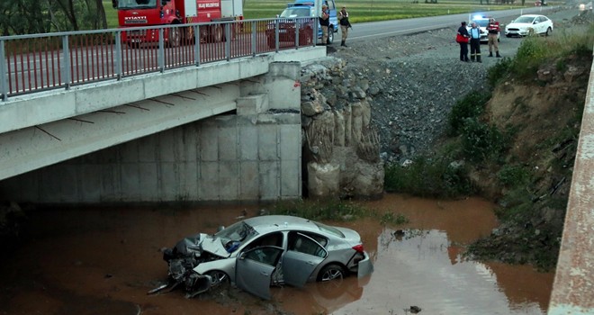 Otomobil Dereye Uçtu