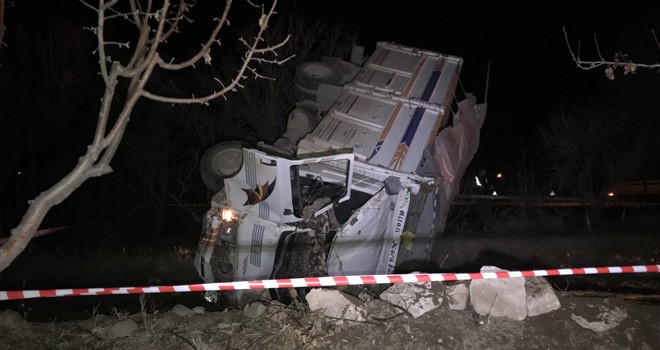 Kamyon Devrildi! 1 Ölü