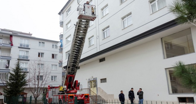 Balkonda mahsur kalan kadını itfaiye kurtardı
