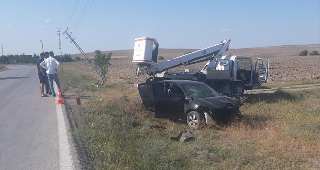 Konya'da otomobil elektrik direğine çarptı: 2 yaralı