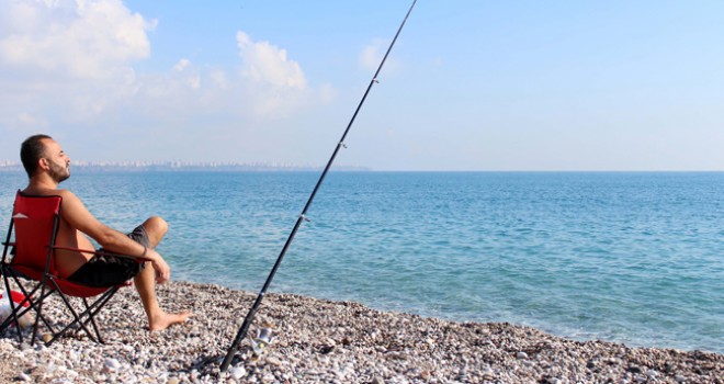 Tatilciler güneşli havanın keyfini denizde çıkardı