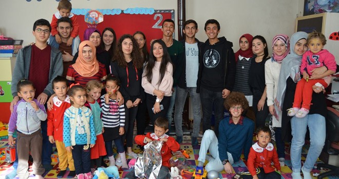 Lise öğrencilerinden köy okuluna ziyaret