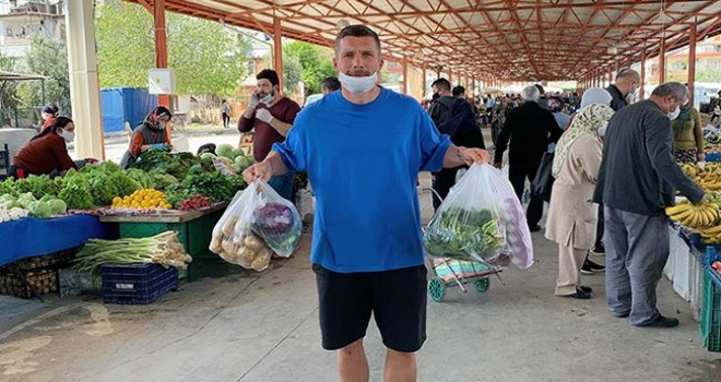 Müslüm Gürses dinliyor, oklavayla yufka açıyor