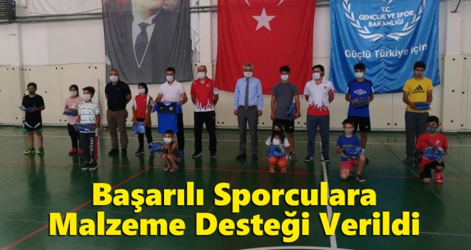 Badminton sporcularına malzeme desteği