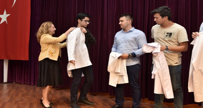 213 MCBÜ Tıp Fakültesi Öğrencisi Beyaz Önlüklerini Giymenin Mutluluğunu Yaşadı