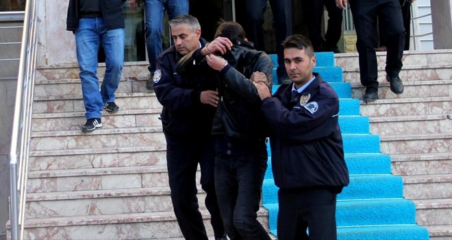 Eşini ve Kayınvalidesini Bıçakladı