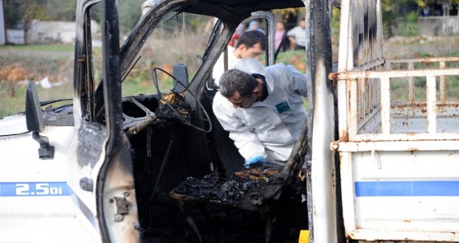 Yanan araçta erkek cesedi bulundu