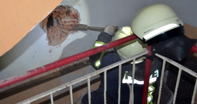 Havalandırma Boşluğuna Düşen Genci, Duvarı Kırarak Kurtardılar