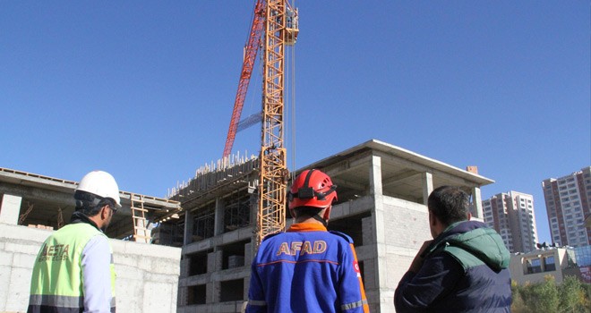 Selfie İçin Çıktığı Vinçte Mahsur Kaldı