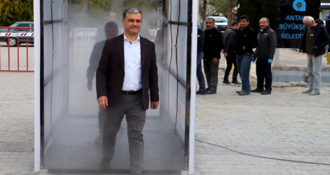 Sokağa çıkanlar için 'dezenfektan tüneli' oluşturuldu