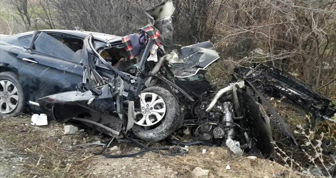 Karapınarda Otomobil Ağaca Çarptı Yaralılar Var