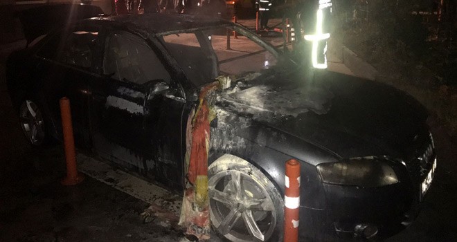 Park Halindeki Lüks Otomobil Yandı