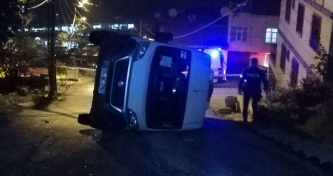 Öğrenci servisi direğe çarptı: 7 yaralı