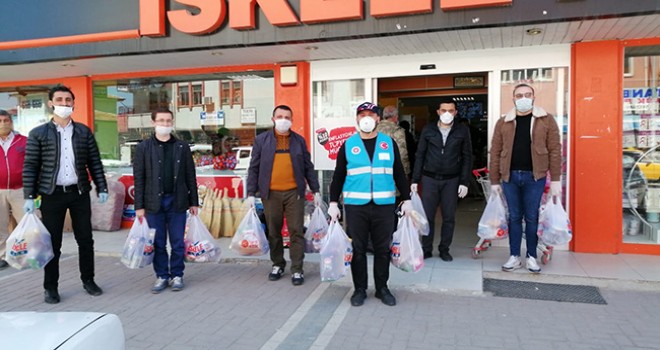 İmam ihtiyaç sahibi vatandaşların yardımına koşuyor