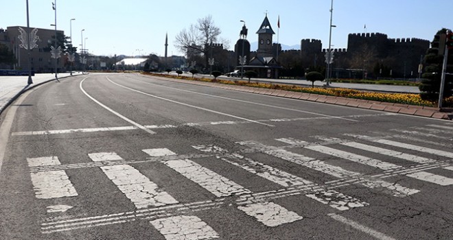 Sokağa çıkma yasağının ardından cadde ve sokaklar boş kaldı