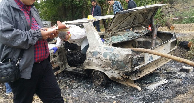 Yanmış Otomobilde Erkek Cesedi Bulundu