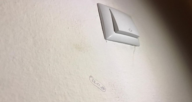 Mersin'de bazı binalarda bulunan evlerin kapı zillerine tarih yazılması