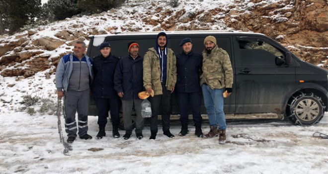 Araçları kara saplanan 3 kişiyi jandarma kurtardı