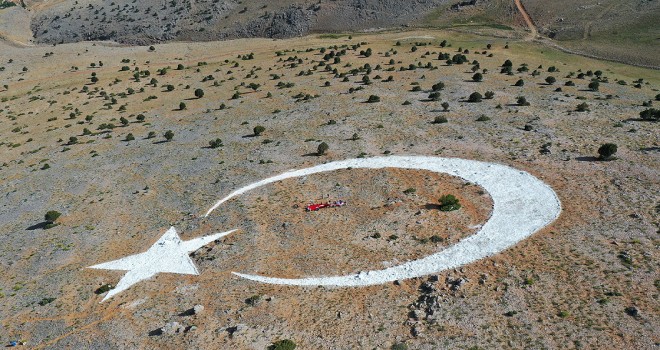 Nurhak Dağı'na ay yıldız işlendi