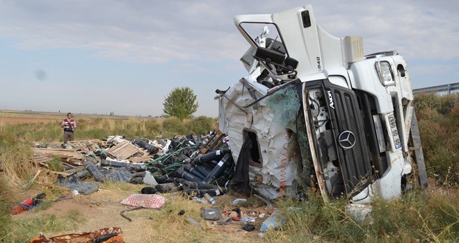 Devrilen Tırdaki Baba ve Oğul Hayatını Kaybetti